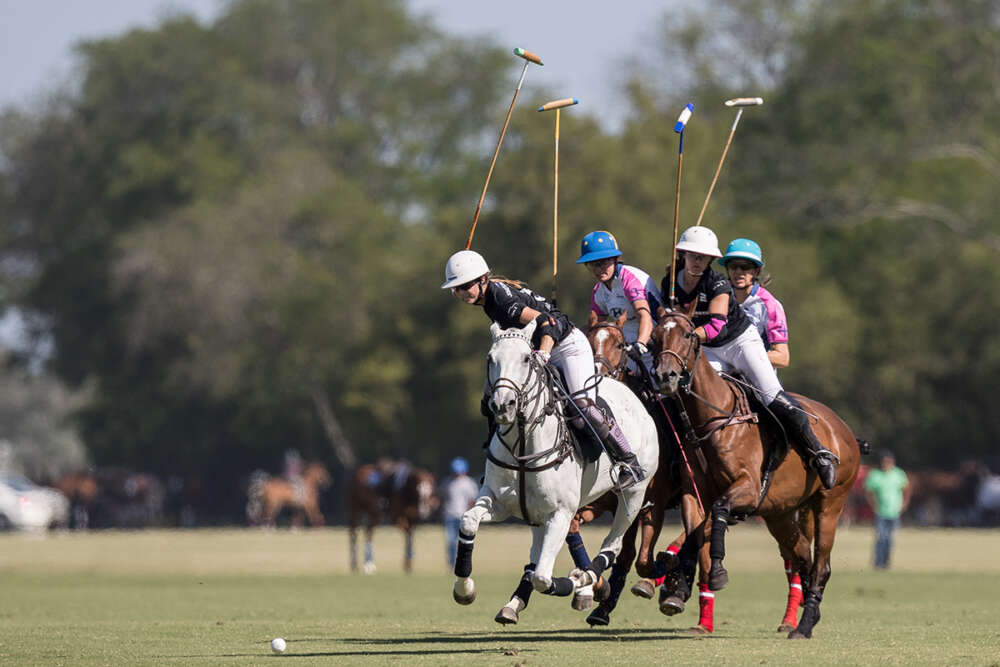 Ellerstina's Lia Salvo leads the field in Tuesday's semifinal versus Santa Maria de Lobos. ©Matias Callejo