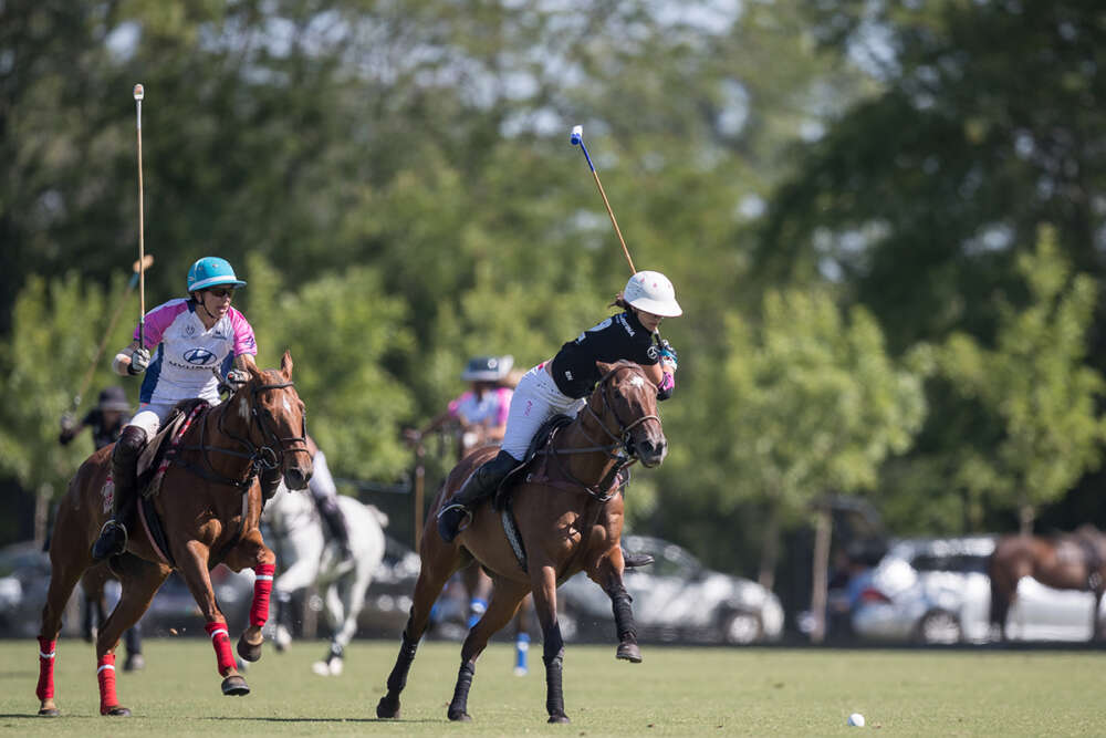 Santa Maria de Lobos' Clarissa Echezaretta hustles to defend as Ellerstina's Hazel Jackson prepares for a nearside during Tuesday's semifinal match. ©Matias Callejo