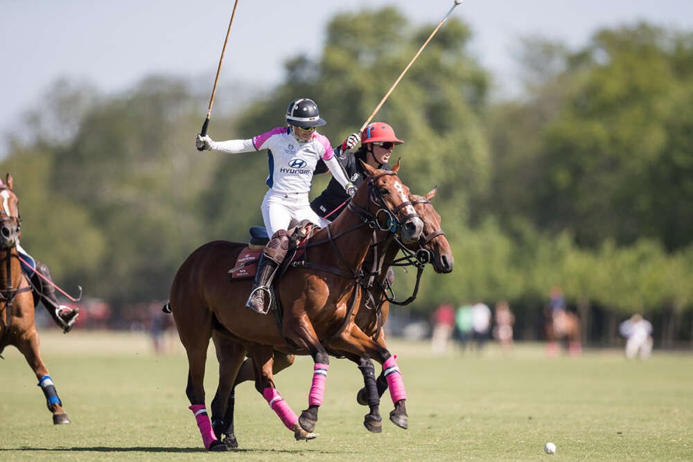 Dawn Jones of Santa Maria del Lobos and Ellerstina's Sarah Wiseman battle for possession. ©Matias Callejo