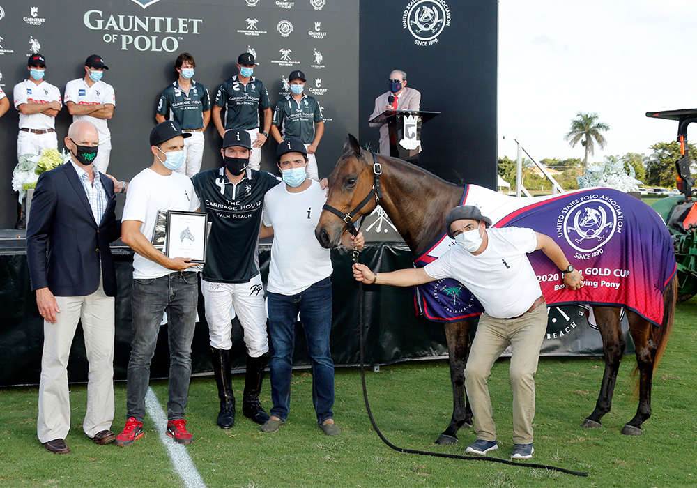 Best Playing Pony of the 2020 USPA Gold Cup® Final: Machitos Pangia, played and owned by Polito Pieres. Presented by Julio Arellano and pictured with Marcos Bignoli, Ceferino Goni and Ricardo Franco.