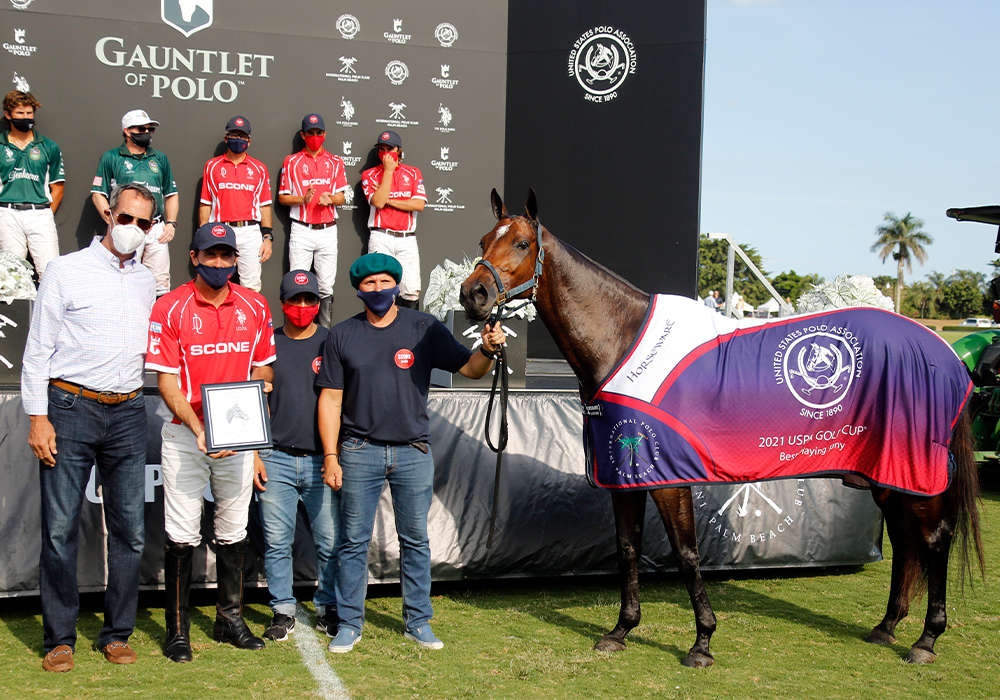 Best Playing Pony USPA Gold Cup® Final: Caña Monjita Coronada, played by Adolfo Cambiaso and presented by USPA Eastern Circuit Governor Joe Muldoon. Pictured with Rito Avalos and Juan Martin Aneas.