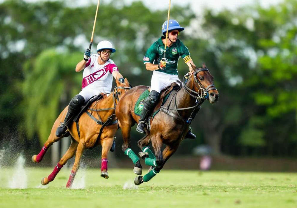 Niña Loli racing forward in pursuit by Gonzalito Pieres. ©Jaime Cabrera.