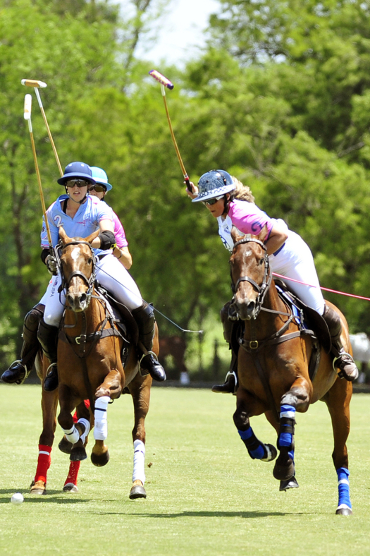 Erica Gandomcar-Sachs prepares for a long shot downfield during the opening match of the tournament against La Varzea Goose Creek. ©Sebastian Lezica