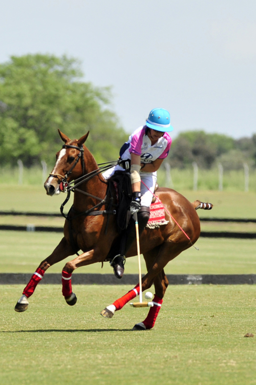 Clarissa Echezaretta carries the ball on the nearside. ©Sebastian Lezica