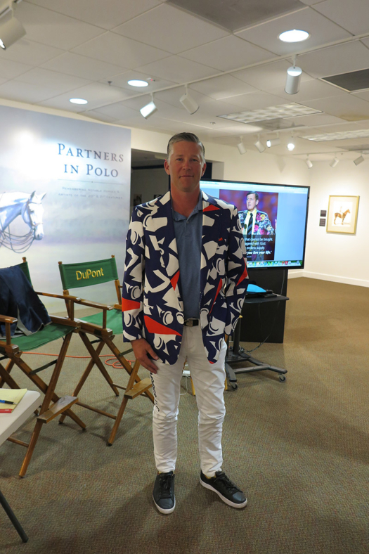 Umpire Fergus Gould wearing Craig Sager's jacket