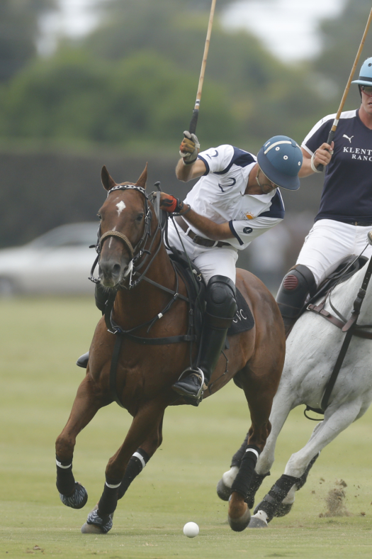 Sol de Agosto's Costi Caset prepares for a nearside backshot. 