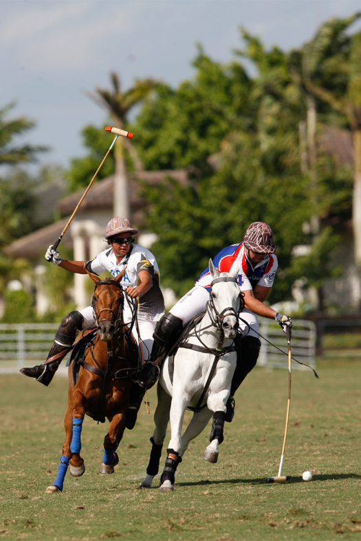 Tomy Alberdi takes the ball on the nearside as Santino Magrini rides in to defend. 